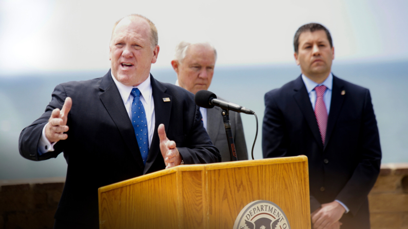 Tom Homan, diretor interino do Immigration and Customs Enforcement (ICE), fala à mídia durante uma coletiva de imprensa no Border Field State Park em San Ysidro, Califórnia, em 7 de maio de 2018 (Sandy Huffaker/Getty Images)