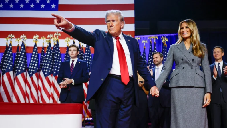 O candidato presidencial republicano, ex-presidente dos EUA Donald Trump, aponta para apoiadores durante um evento na noite da eleição em West Palm Beach, Flórida, em 6 de novembro de 2024. (Chip Somodevilla/Getty Images)