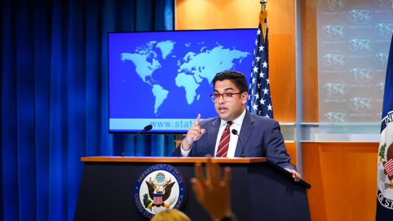 O porta-voz do Departamento de Estado, vice-presidente Vedant Patel, fala com repórteres durante uma coletiva de imprensa no Departamento de Estado em Washington em 27 de julho de 2023. (Madalina Vasiliu/Epoch Times)
