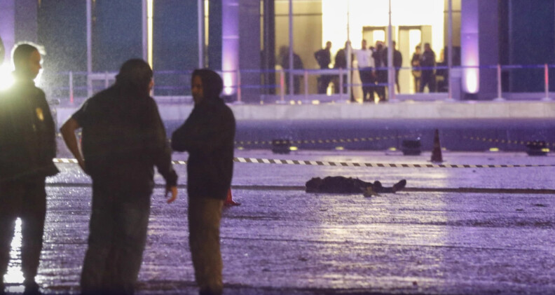 Homem morre após detonar explosivos em frente ao Supremo Tribunal Federal (STF), na Praça dos Três Poderes (Foto: Bruno Peres/Agência Brasil)