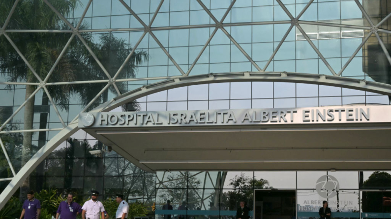 A equipe de segurança fica na entrada do Hospital Israelita Albert Einstein, onde o apresentador de TV e empresário Senor Abravanel, conhecido como Silvio Santos, morreu em São Paulo, Brasil, em 17 de agosto de 2024 (Foto de NELSON ALMEIDA/AFP via Getty Images)