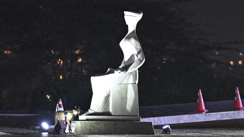 Um cão farejador de bombas examina a área ao redor da Estátua da Justiça, local do evento, na Praça dos Três Poderes, em Brasília, Brasil, em 14 de novembro de 2024 (EFE/ André Borges)
