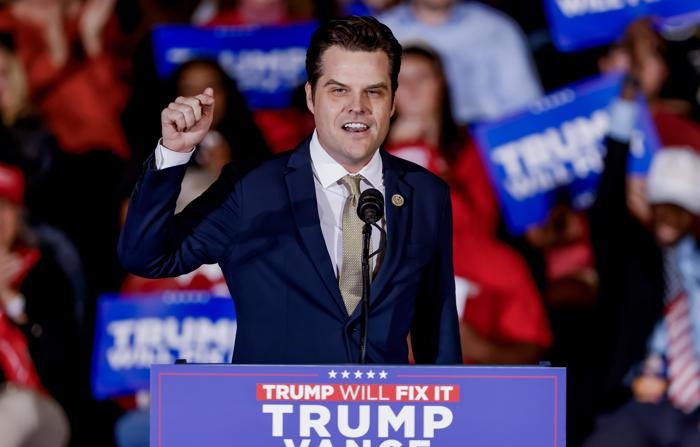 O deputado republicano da Flórida Matt Gaetz fala antes do candidato republicano à vice-presidência e senador de Ohio JD Vance participar de um comício de campanha na véspera do dia da eleição na área do condado de Cobb, em Atlanta, Geórgia, EUA, em 04 de novembro de 2024 (EFE/EPA/ERIK S. LESSER)