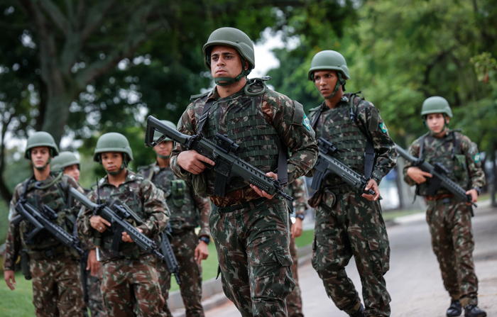 Soldados do exército brasileiro se preparam para proteger uma área próxima ao Museu de Arte Moderna na quinta-feira no Rio de Janeiro (EFE/ André Coelho)
