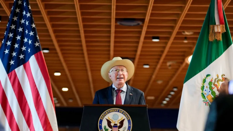 O embaixador dos EUA no México, Ken Salazar, fala durante uma entrevista coletiva na nova embaixada ainda em construção, na Cidade do México, México, em 29 de outubro de 2024. (Moises Castillo, AP)
