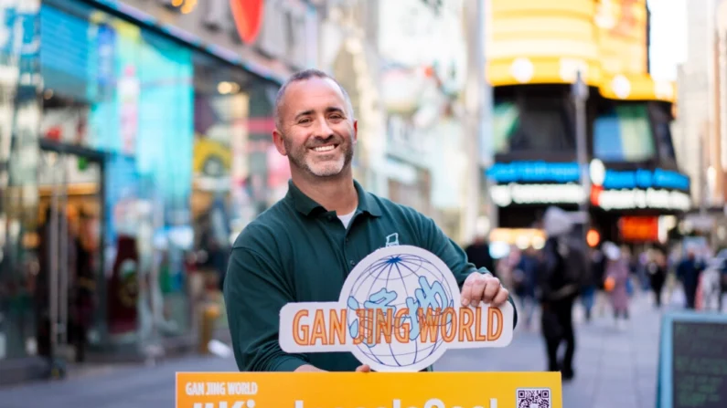 Brian Schwartz, fundador da instituição de caridade I Want to Mow Your Lawn, compartilha uma mensagem de bondade com Gan Jing World no Dia Mundial da Gentileza na Times Square, em Nova Iorque, em 13 de novembro de 2024 (Samira Bouaou/Epoch Times)
