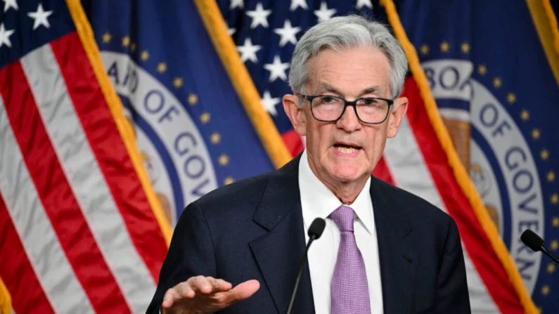 O presidente do Federal Reserve dos EUA, Jerome Powell, dá uma entrevista coletiva em Washington, DC, em 18 de setembro de 2024. O Federal Reserve dos EUA cortou sua taxa básica de juros em meio ponto percentual na quarta-feira, em sua primeira redução desde a pandemia, reduzindo drasticamente os custos de empréstimos em breve antes das eleições presidenciais de novembro (Foto de Mandel NGAN/AFP)
