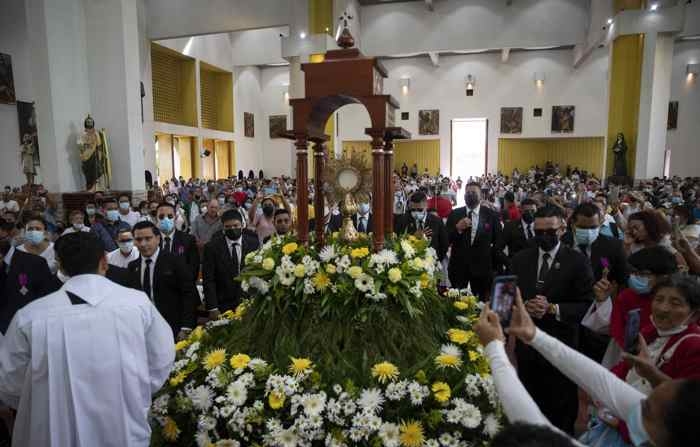 Foto de arquivo de nicaraguenses celebrando a Eucaristia na catedral de Manágua (Nicarágua) (Foto: EFE/ Jorge) Torres