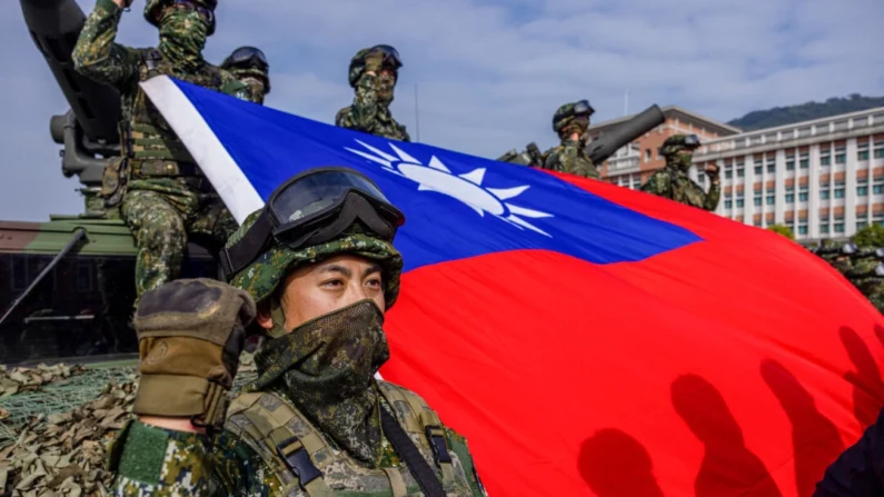 As forças armadas de Taiwan realizaram dois dias de exercícios de rotina para mostrar prontidão de combate antes dos feriados do Ano Novo Lunar em uma base militar em Kaohsiung, Taiwan, em 11 de janeiro de 2023. A ilha autônoma de Taiwan continua realizando exercícios defensivos, já que as tensões permanecem altas no Estreito de Taiwan. (Annabelle Chih/Getty Images)
