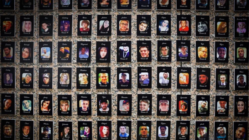 Fotos de vítimas de fentanil são exibidas no The Faces of Fentanyl Memorial na sede da Drug Enforcement Administration dos EUA em Arlington, Virgínia, em 27 de setembro de 2022. (Alex Wong/Getty Imagens)
