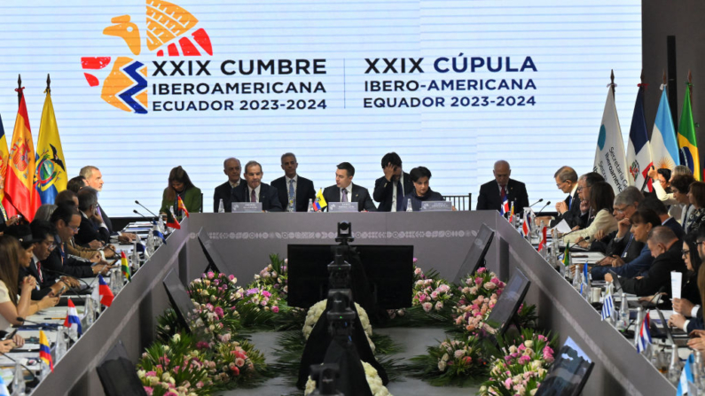 O presidente do Equador, Daniel Noboa (C), fala durante a sessão plenária da XXIX Cúpula Ibero-Americana em Cuenca, Equador, em 15 de novembro de 2024 (Foto de RODRIGO BUENDIA/AFP via Getty Images)
