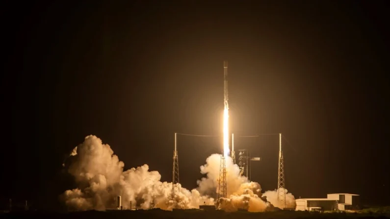 O foguete SpaceX Falcon 9, transportando 21 satélites de internet Starlink, é lançado de Cabo Canaveral, Flórida, em 28 de agosto de 2024. SpaceX via AP
