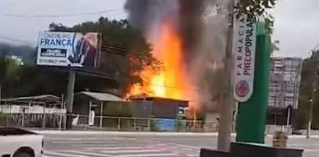  Incêndio atingiu a casa de Francisco Wanderley Luiz, conhecido como "Tiu França" (Imagem: Reprodução/Rede Social)