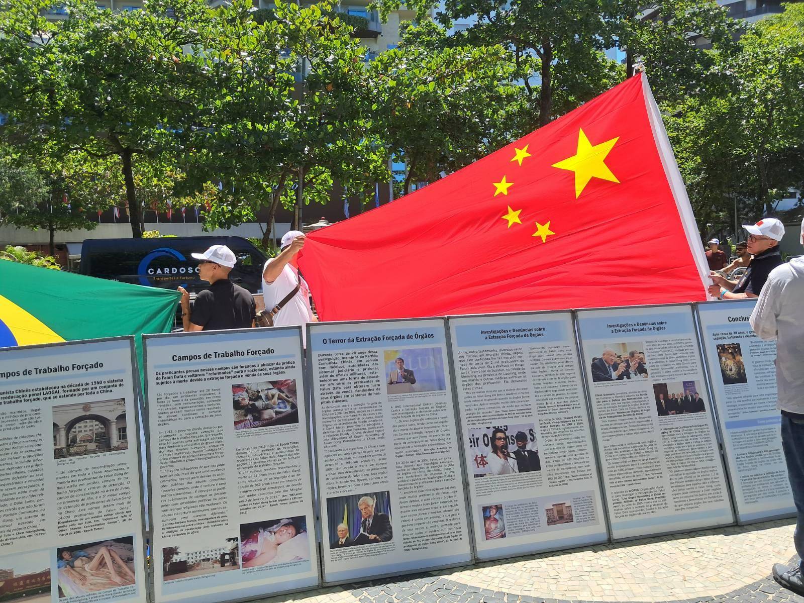 Manifestantes chineses continuam interferindo com os direitos constitucionais de brasileiros no Rio de Janeiro