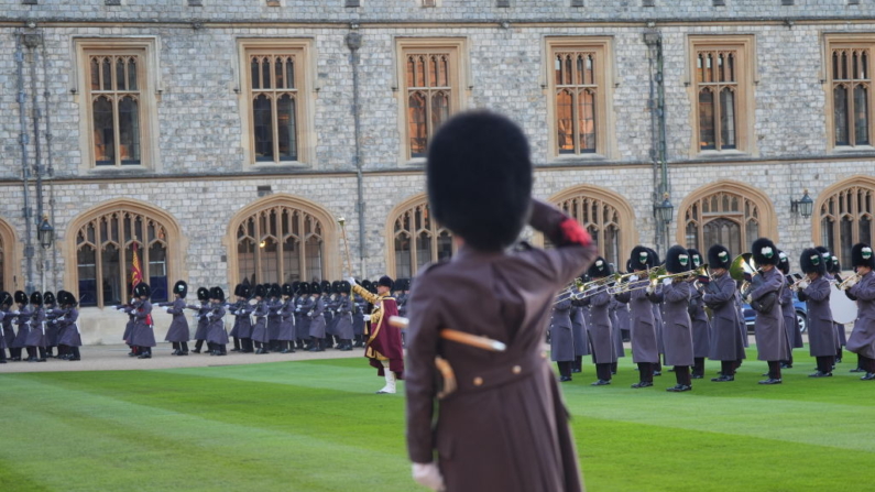 WINDSOR, INGLATERRA - 11 DE NOVEMBRO: O 1º Batalhão da Guarda Galesa, antes da inspeção do Rei Charles III e do Rei Hamad Bin Isa Al Khalifa, Rei do Reino do Bahrein, no Castelo de Windsor em 11 de novembro de 2024 em Windsor, Inglaterra. (Foto de Yui Mok - WPA Pool/Getty Images)
