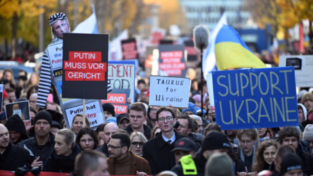 Protesto em Berlim pede fim da guerra e saída de Putin