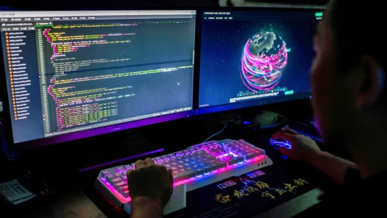 Um hacker utiliza seu computador em Dongguan, na província de Guangdong, na China, em 4 de agosto de 2020. (Nicolas Asfouri/AFP via Getty Images)
