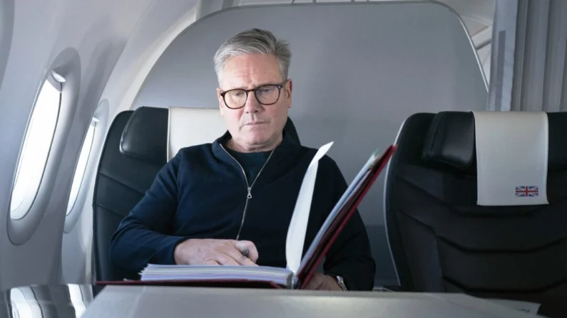 O primeiro-ministro britânico, Sir Keir Starmer, posa para uma foto enquanto trabalha em um avião do governo a caminho da cúpula do G20 no Rio de Janeiro, Brasil, em 17 de novembro de 2024 (Stefan Rousseau/Pool/AFP via Getty Images)
