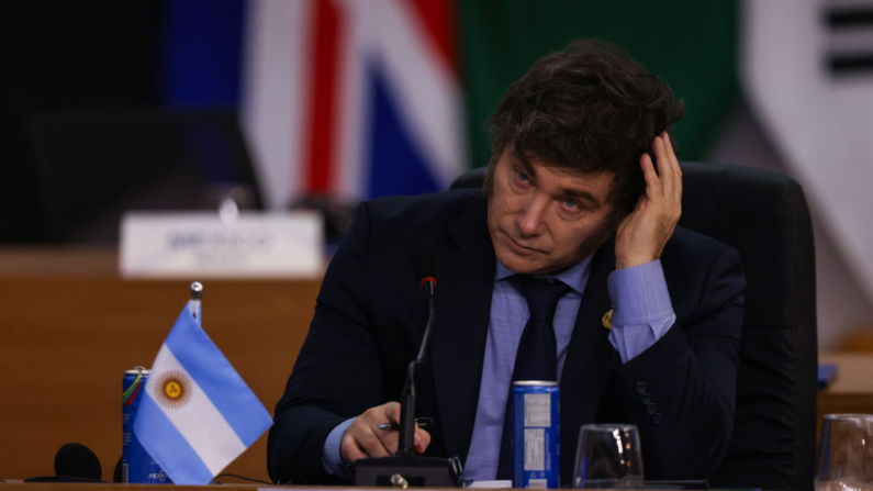  Javier Milei, presidente da Argentina, participa de uma sessão de trabalho como parte da Cúpula do G20 2024 no Museu de Arte Moderna em 18 de novembro de 2024 no Rio de Janeiro, Brasil. (Foto de Wagner Meier/Getty Images)
