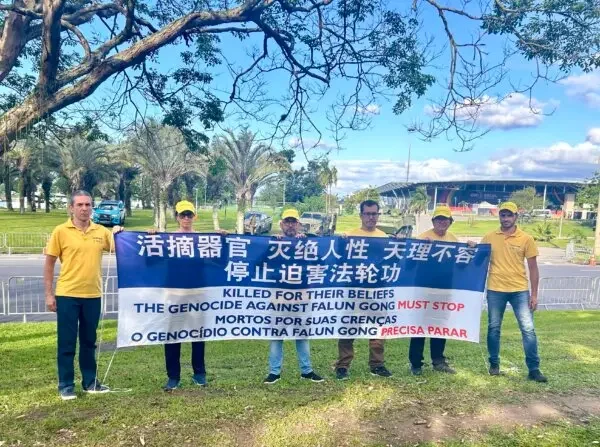 Praticantes do Falun Gong se manifestam pacificamente em frente ao local do G20 no Rio de Janeiro, Brasil, em 17 de novembro de 2024.