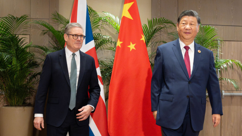 O Primeiro-Ministro do Reino Unido, Sir Keir Starmer, durante reunião bilateral com o Presidente Xi Jinping da China, no Hotel Sheraton, enquanto participa da Cúpula do G20 em 18 de novembro de 2024 no Rio de Janeiro, Brasil (Foto de Stefan Rousseau - WPA Pool/Getty Images)
