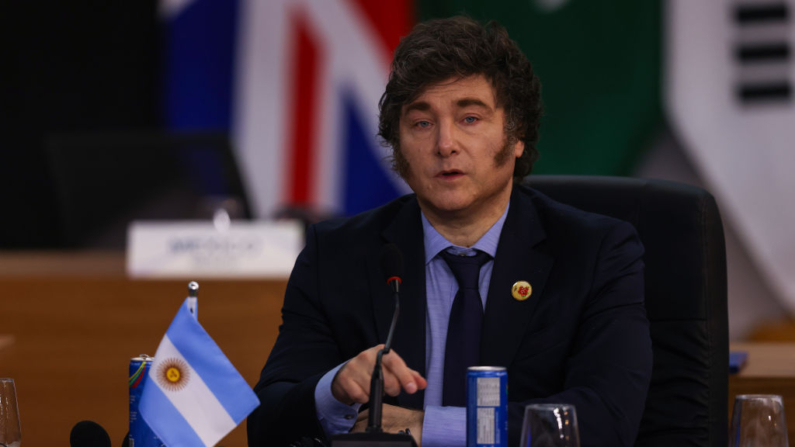  Javier Milei, presidente da Argentina, participa de uma sessão de trabalho como parte da Cúpula do G20 2024 no Museu de Arte Moderna em 18 de novembro de 2024 no Rio de Janeiro, Brasil (Foto de Wagner Meier/Getty Images)
