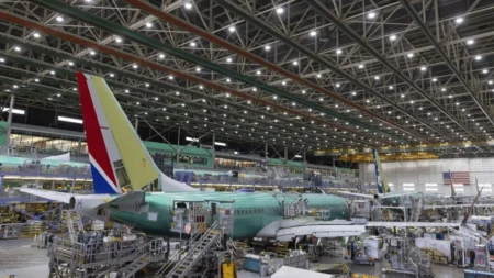 Boeing emite avisos de demissão para mais de 400 trabalhadores enquanto inicia cortes drásticos