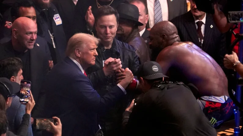 O presidente eleito Donald Trump cumprimenta Jon Jones depois que ele derrotou Stipe Miocic no UFC 309 no Madison Square Garden, em Nova York, no início de 17 de novembro de 2024. (Foto de Evan Vucci/AP)