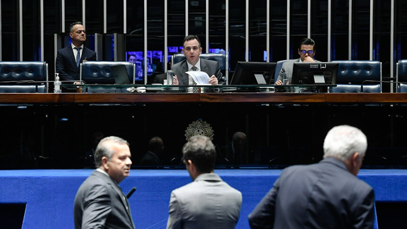 Sessão no Senado Federal foi realizada de forma híbrida, com senadores em Plenário e por participação remota (Foto: 
Jefferson Rudy/Agência Senado)

Fonte: Agência Senado