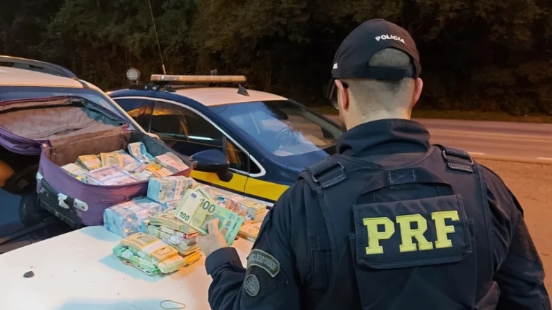 Cédulas apreendidas no total de R$ 763.438, € 70.700 e US$ 41.940 pela PRF em Santa Maria, no RS (Foto: Divulgação/Polícia Rodoviária Federal)

