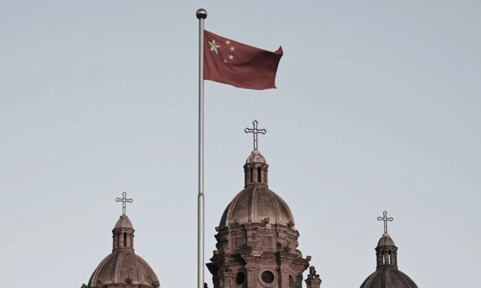 A bandeira comunista chinesa tremula em frente à Igreja de São José, também conhecida como Igreja Católica de Wangfujing, em Pequim, em 22 de outubro de 2020. (Greg Baker/AFP via Getty Images)
