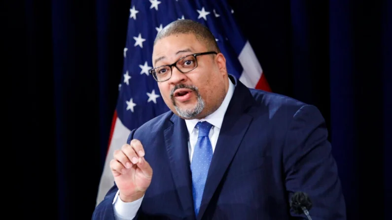 O promotor público de Manhattan, Alvin Bragg, fala durante uma coletiva de imprensa na cidade de Nova Iorque em 4 de abril de 2023 (Kena Betancur/Getty Images)