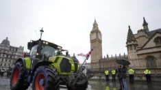 13.000 pessoas marcham em Westminster para protestar contra o imposto sobre herança de agricultores