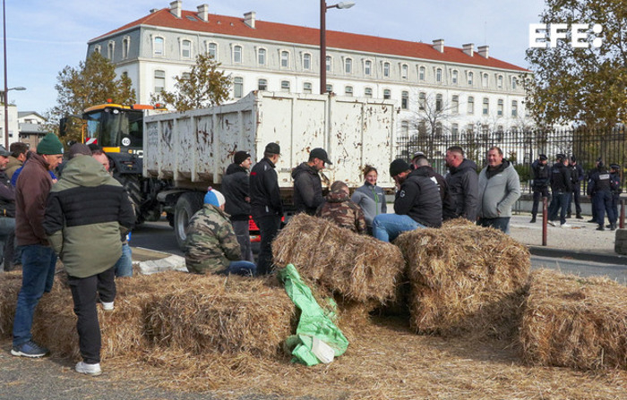 Imagem da mobilização dos grandes sindicatos agrícolas em Avignon (França) contra o acordo UE-Mercosul e a favor das exigências que motivaram seus protestos há um ano. (EFE/ Edgar Sapiña)