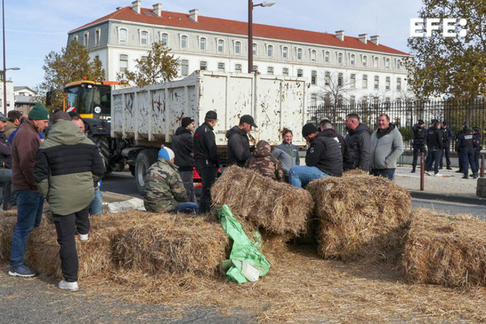 Agricultores franceses bloqueiam estradas e saqueiam caminhões da Espanha em protesto contra acordo UE-Mercosul