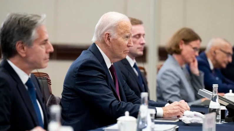 O presidente Joe Biden se reúne com o presidente chinês Xi Jinping à margem da cúpula da Cooperação Econômica Ásia-Pacífico (APEC, na sigla em inglês) em Lima, Peru, em 16 de novembro de 2024 (Saul Loeb/AFP via Getty Images)
