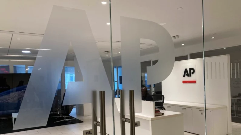 O logotipo da Associated Press é mostrado na entrada do escritório da organização de notícias em Nova York, em 13 de julho de 2023. (AP Photo/Aaron Jackson, Arquivo)
