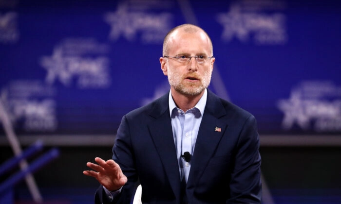 Brendan Carr, comissário da Comissão Federal de Comunicações, fala na convenção da CPAC em National Harbor, Maryland, em 29 de fevereiro de 2020. (Samira Bouaou/Epoch Times)
