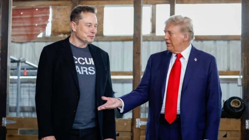 Candidato presidencial republicano, o ex-presidente Donald Trump oferece a mão a Elon Musk nos bastidores durante um comício de campanha no terreno do Butler Farm Show, em Butler, Pensilvânia, em 5 de outubro de 2024.( Anna Moneymaker / Imagens Getty)
