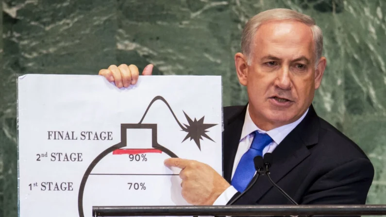 O primeiro-ministro israelense Benjamin Netanyahu usa um diagrama de uma bomba para descrever o programa nuclear do Irã enquanto faz seu discurso na 67ª reunião da Assembleia Geral da ONU nas Nações Unidas na cidade de Nova Iorque em 27 de setembro de 2012. (Don Emmert/AFP via Getty Images)