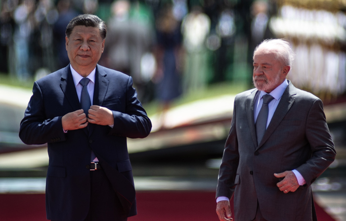 BRASÍLIA, 20/11/2024 - O presidente brasileiro Luiz Inácio Lula da Silva (à direita) recebe o ditador chinês, Xi Jinping (à esquerda), com honras de Estado (EFE/Andressa Anholete)