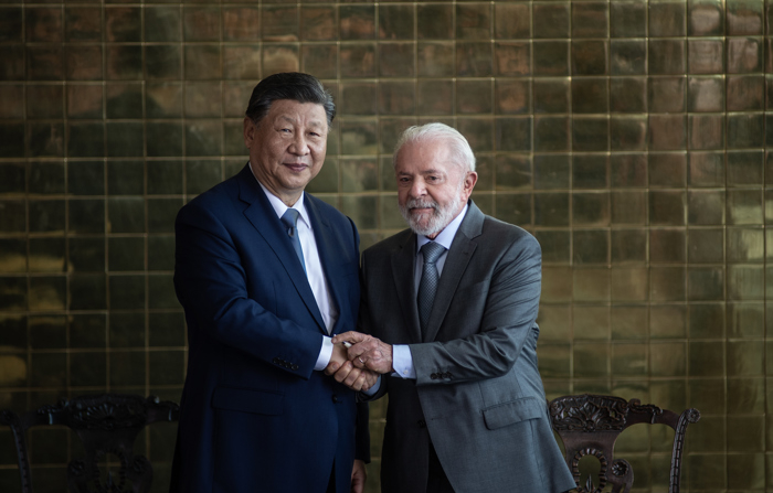 O presidente brasileiro Luiz Inácio Lula da Silva (à direita) cumprimenta o ditador chinês Xi Jinping (à esquerda) com honras de Estado na quarta-feira em Brasília (EFE/Andressa Anholete)