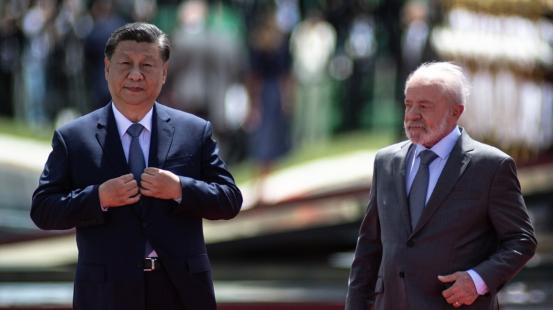 O presidente brasileiro Luiz Inácio Lula da Silva (d) com seu colega chinês, Xi Jinping (i). EFE/Andressa Anholete