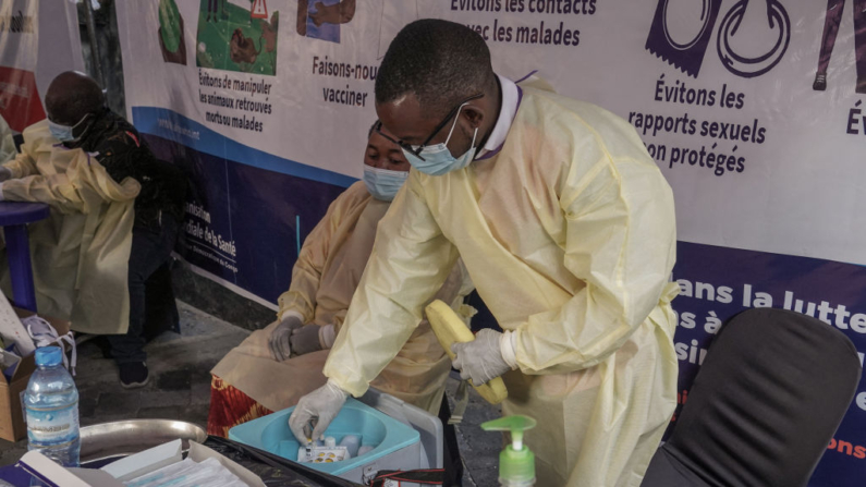 Médicos se preparam para administrar vacinas contra a varíola durante o lançamento da campanha de vacinação no Hospital Geral de Goma, em 5 de outubro de 2024. A República Democrática do Congo, epicentro de uma epidemia de varíola, lançou uma campanha de vacinação contra o vírus em 5 de outubro de 2024 na cidade de Goma, no leste do país (Foto de AUBIN MUKONI/AFP via Getty Images)

