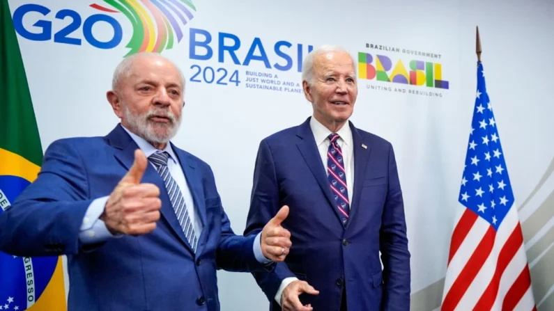 O presidente brasileiro Luiz Inácio Lula da Silva (E) com o presidente dos EUA, Joe Biden, durante um evento do G20 no Museu de Arte Moderna do Rio de Janeiro em 19 de novembro de 2024. (Manuel Balce Cenata/AP)