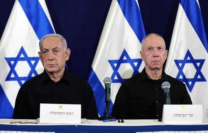 O primeiro-ministro de Israel, Benjamin Netanyahu (esq.), e o ministro da Defesa, Yoav Gallant (dir.), discursam em uma coletiva de imprensa na base militar de Kirya, em Tel Aviv, Israel, em 28 de outubro de 2023 (reeditado em 21 de novembro de 2024) (EFE/EPA/ABIR SULTAN / POOL)