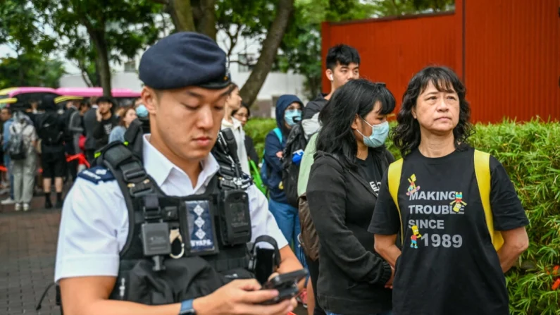 Uma fila se forma em frente ao Tribunal de Magistrados de West Kowloon, em Hong Kong, em 19 de novembro de 2024. Peter Parks/AFP via Getty Images