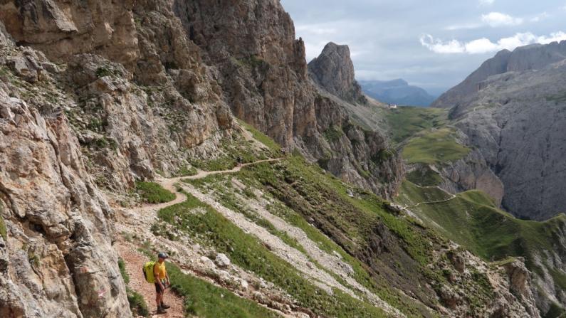 Trilha que leva à cabana de montanha Tierser Alpl na região de Schlern-Rosengarten das montanhas Dolomitas no sul do Tirol em 20 de agosto de 2024 perto de Carezzo al Lago, Itália(Foto de Sean Gallup/Getty Images)
