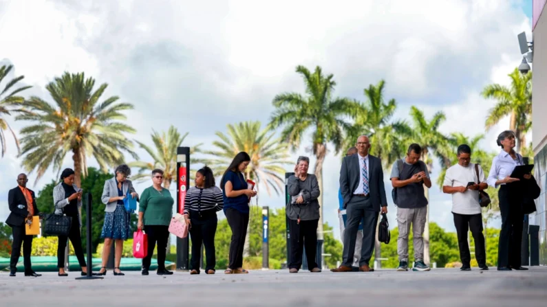 As pessoas fazem fila enquanto aguardam a abertura da Feira de Empregos JobNewsUSA.com South Florida na Amerant Bank Arena em Sunrise, Flórida, em 26 de junho de 2024. (Joe Raedle/Getty Images)
