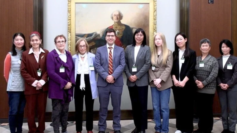 O deputado conservador Garnett Genuis posa com praticantes do Falun Gong no Parliament Hill em 19 de novembro de 2024. Genuis e mais de uma dúzia de outros MPs conservadores apresentaram uma petição na Câmara dos Comuns em outubro e novembro, pedindo ao Partido Comunista Chinês que acabasse com sua perseguição aos seguidores da prática espiritual. (NTD)
